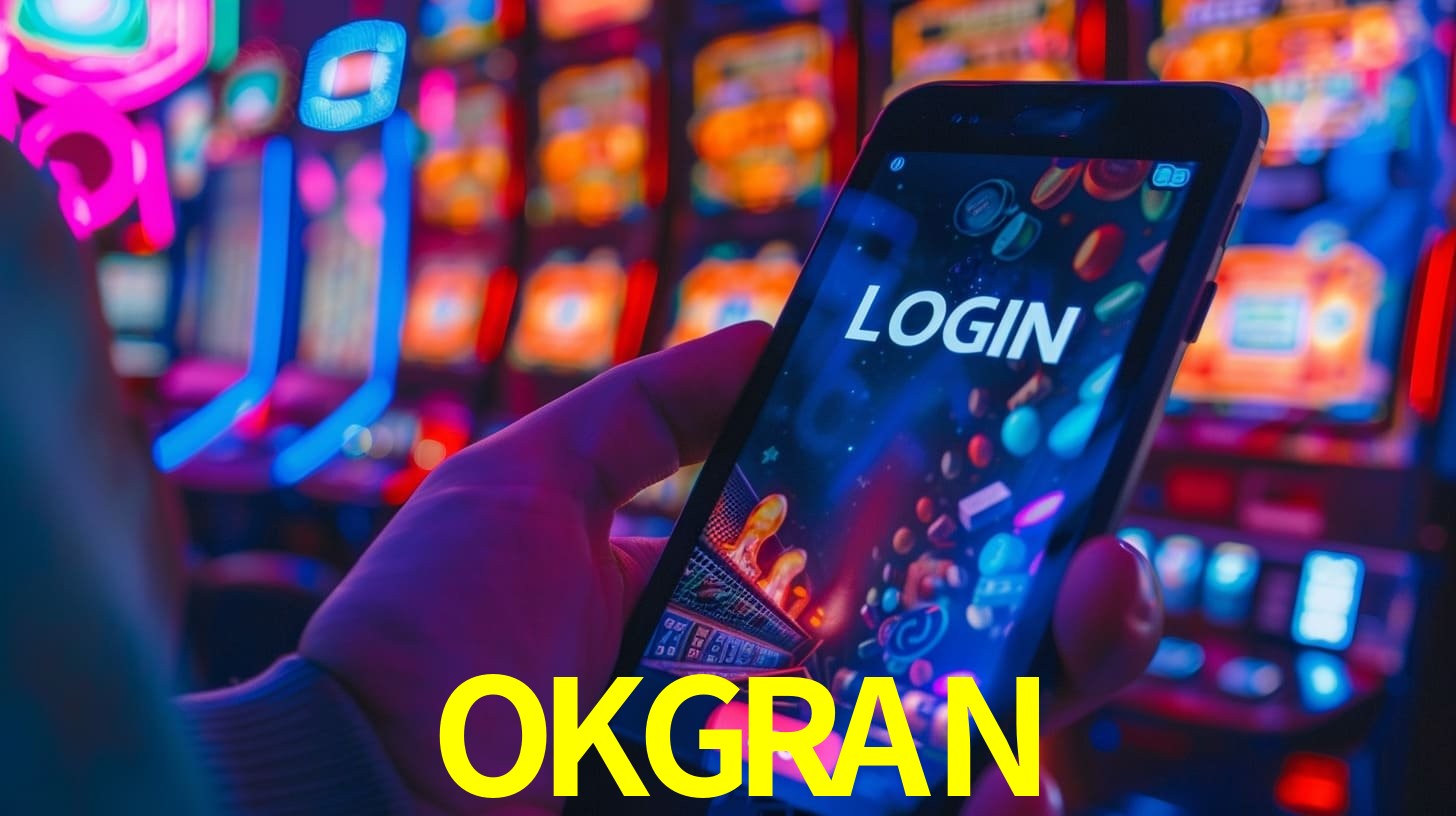 Escena dinámica inspirada en casino con iluminación OKGRAN, cartas, fichas e íconos de juegos digitales en un espacio moderno de juegos.